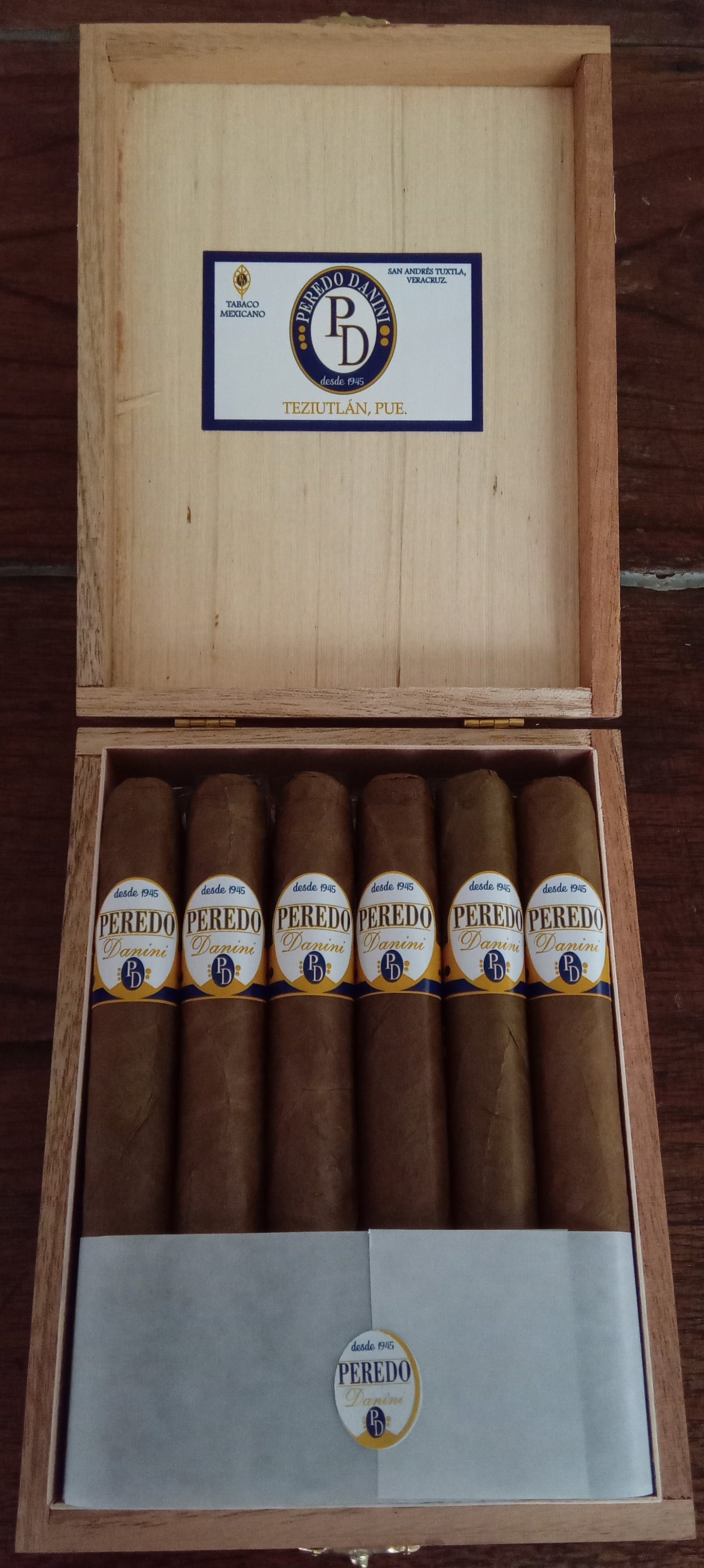 Churchill Caja con 12 puros Linea Reserva Especial Capa Clara