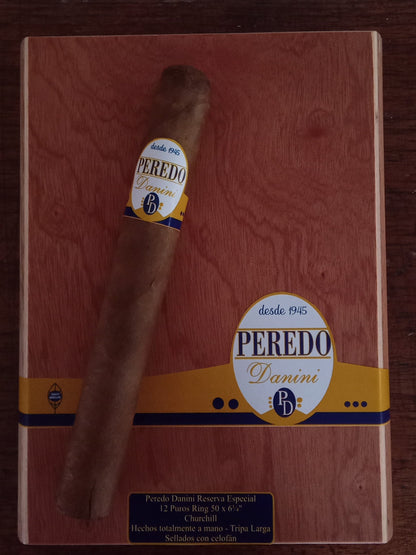 Churchill Caja con 12 puros Linea Reserva Especial Capa Clara