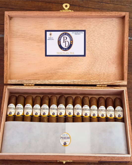Petit Corona Caja con 13 puros Línea Reserva Especial Capa Clara