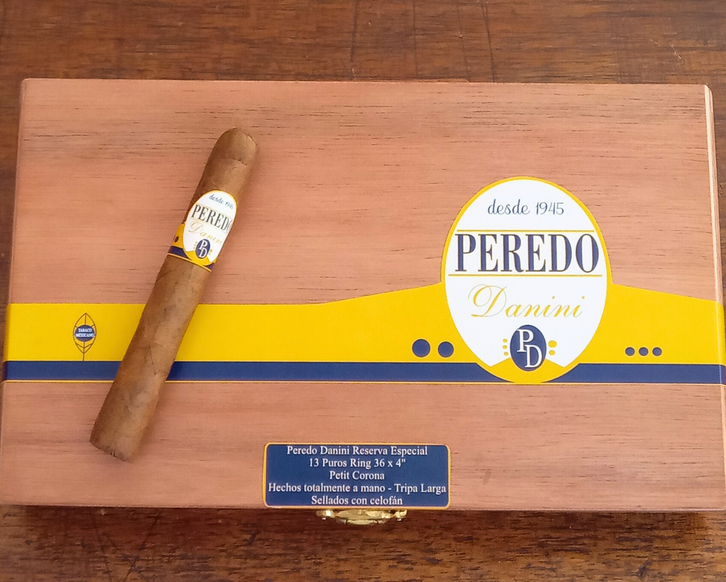 Petit Corona Caja con 13 puros Línea Reserva Especial Capa Clara