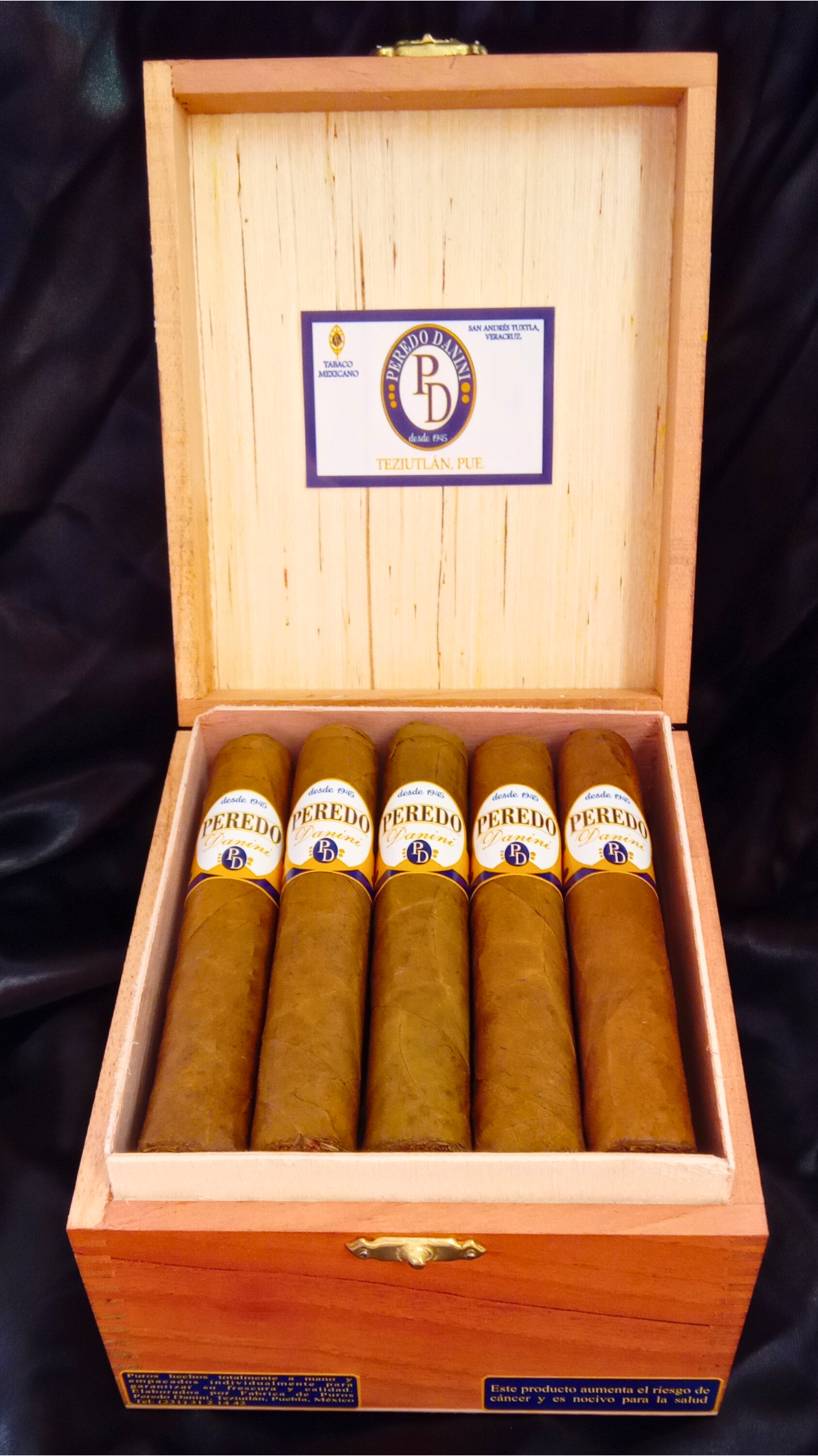 Robusto Caja con 20 puros Linea Reserva Especial Capa Clara