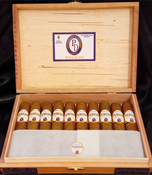 Robusto Caja con 10 puros Linea Reserva Especial Capa Clara