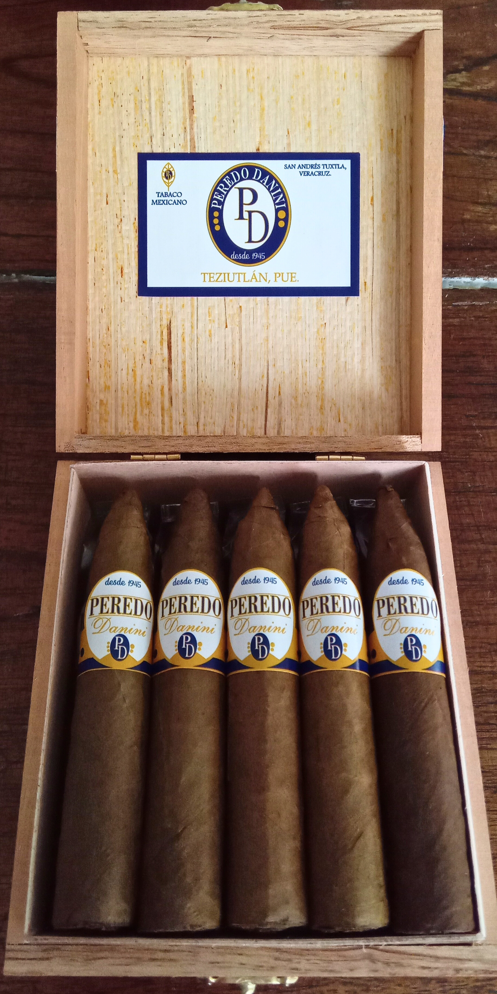 Torpedo Caja con 20 puros Linea Reserva Especial Capa Clara